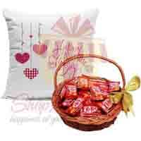 kitkat-basket-with-valentines-cushion